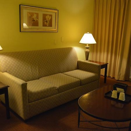 Ramada By Wyndham Wichita Airport Exterior foto