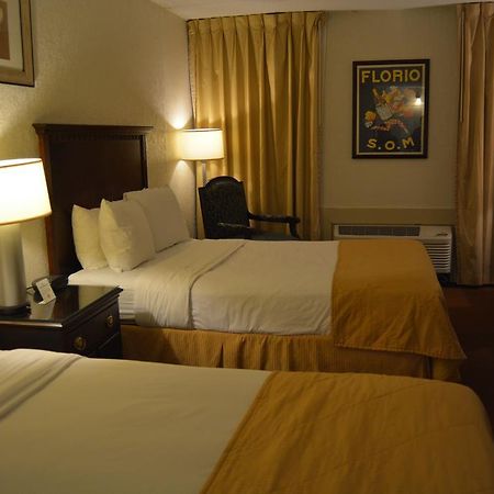 Ramada By Wyndham Wichita Airport Exterior foto