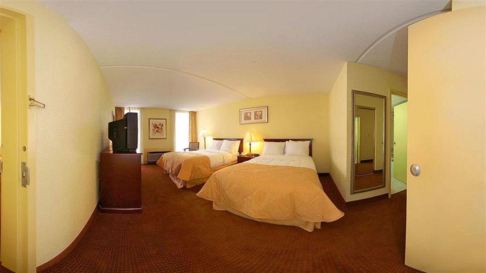 Ramada By Wyndham Wichita Airport Exterior foto