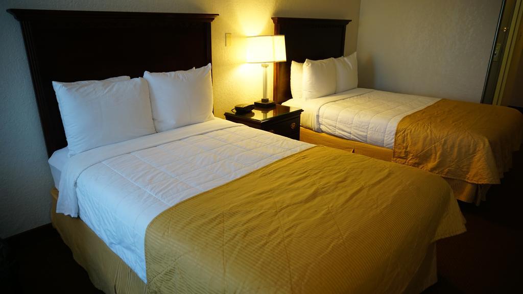 Ramada By Wyndham Wichita Airport Exterior foto