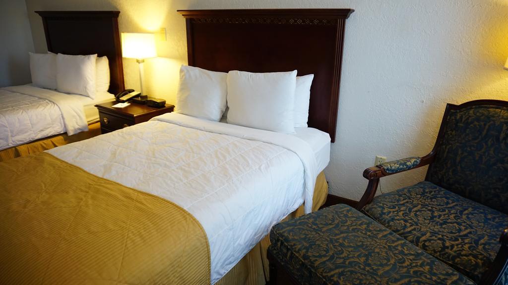 Ramada By Wyndham Wichita Airport Exterior foto