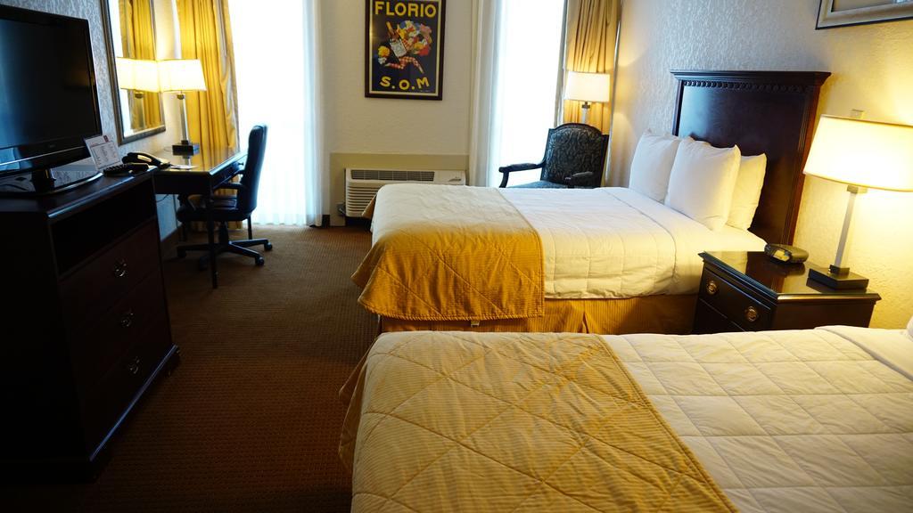 Ramada By Wyndham Wichita Airport Exterior foto