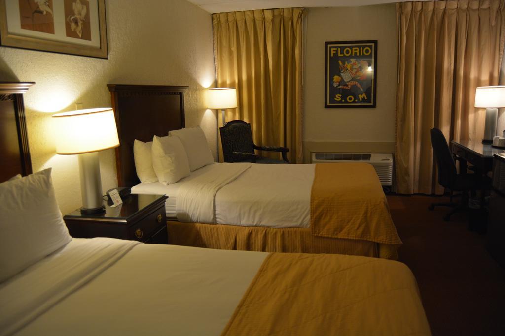 Ramada By Wyndham Wichita Airport Exterior foto