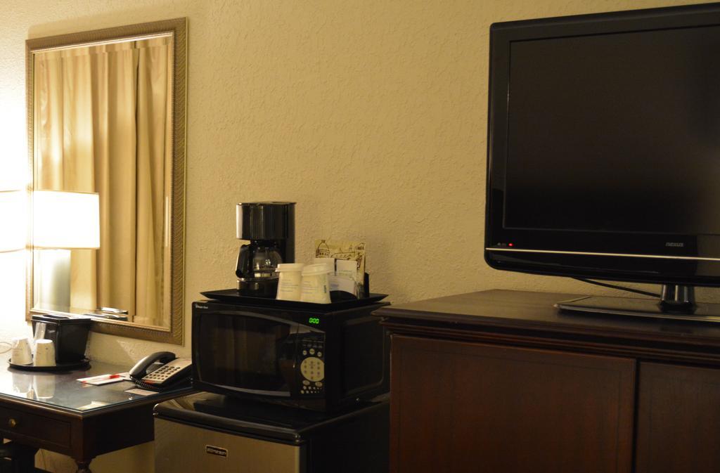 Ramada By Wyndham Wichita Airport Exterior foto