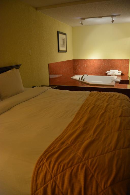 Ramada By Wyndham Wichita Airport Exterior foto
