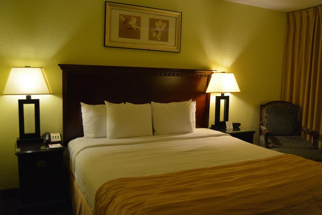 Ramada By Wyndham Wichita Airport Exterior foto