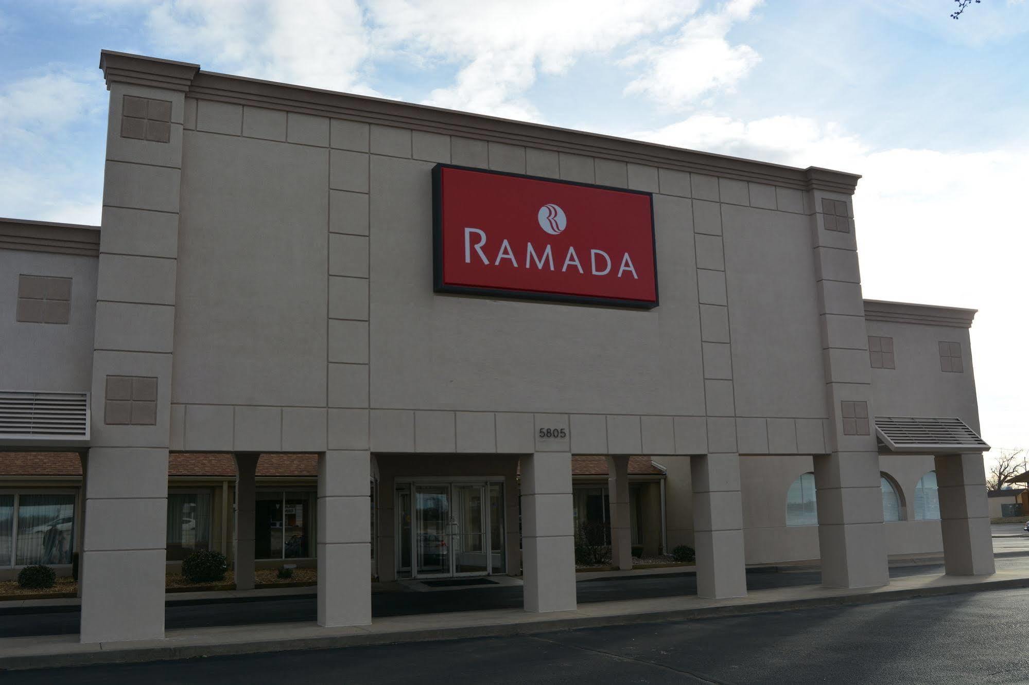 Ramada By Wyndham Wichita Airport Exterior foto
