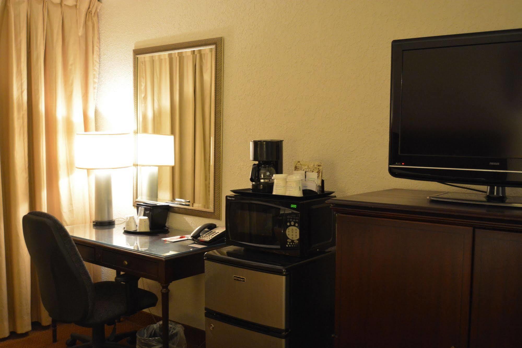 Ramada By Wyndham Wichita Airport Exterior foto