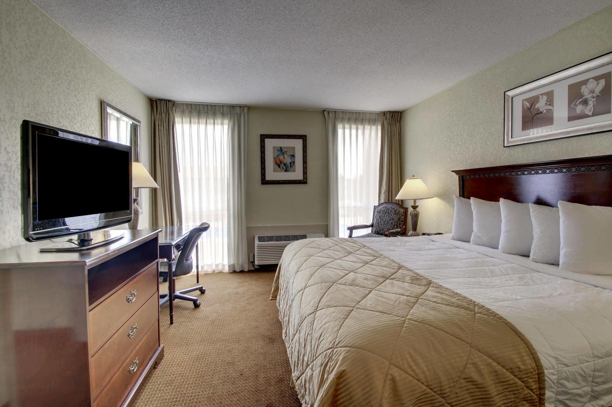 Ramada By Wyndham Wichita Airport Exterior foto