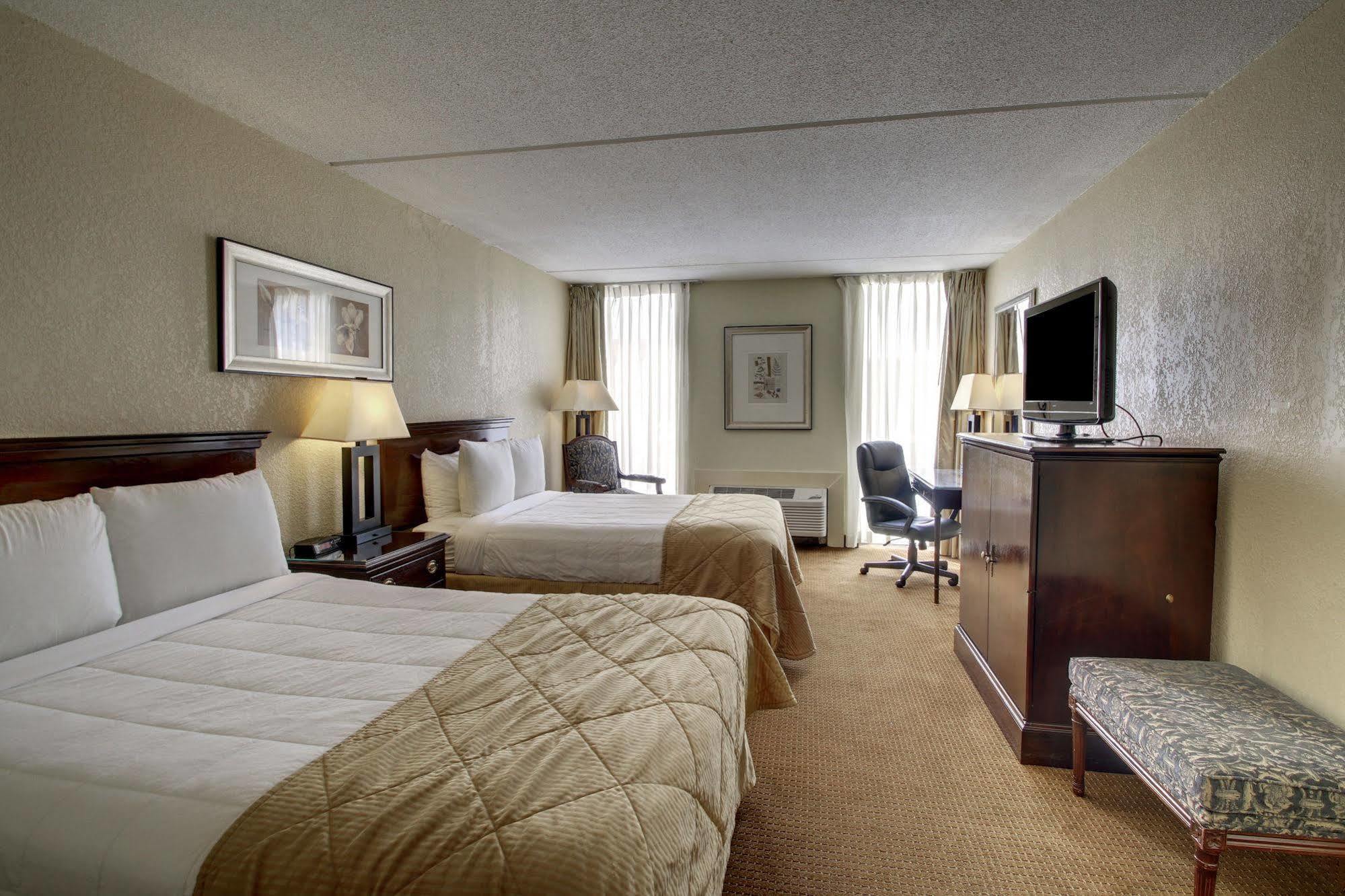 Ramada By Wyndham Wichita Airport Exterior foto