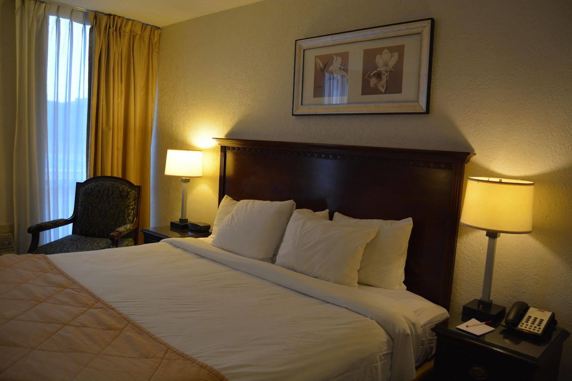 Ramada By Wyndham Wichita Airport Exterior foto