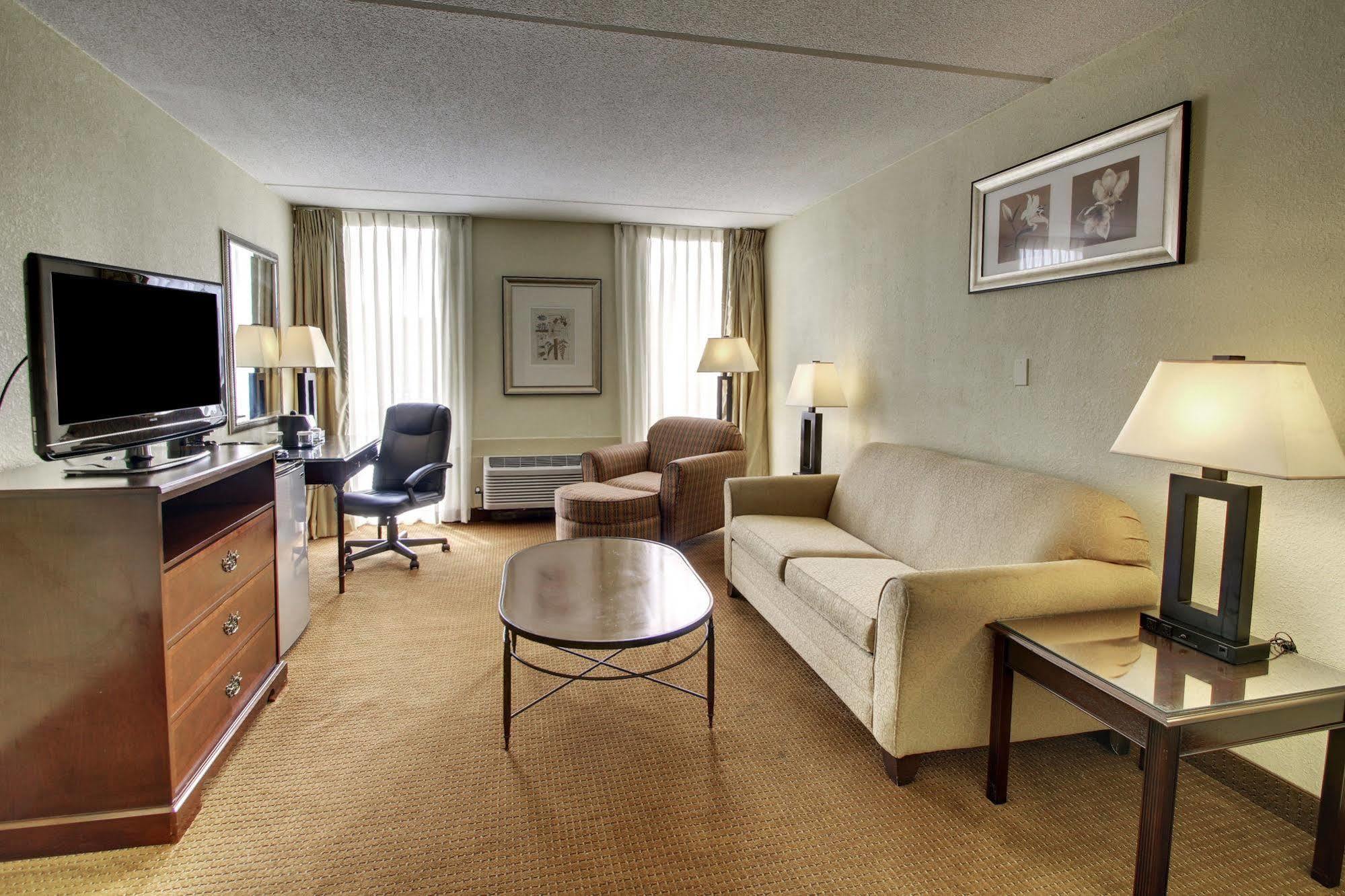 Ramada By Wyndham Wichita Airport Exterior foto