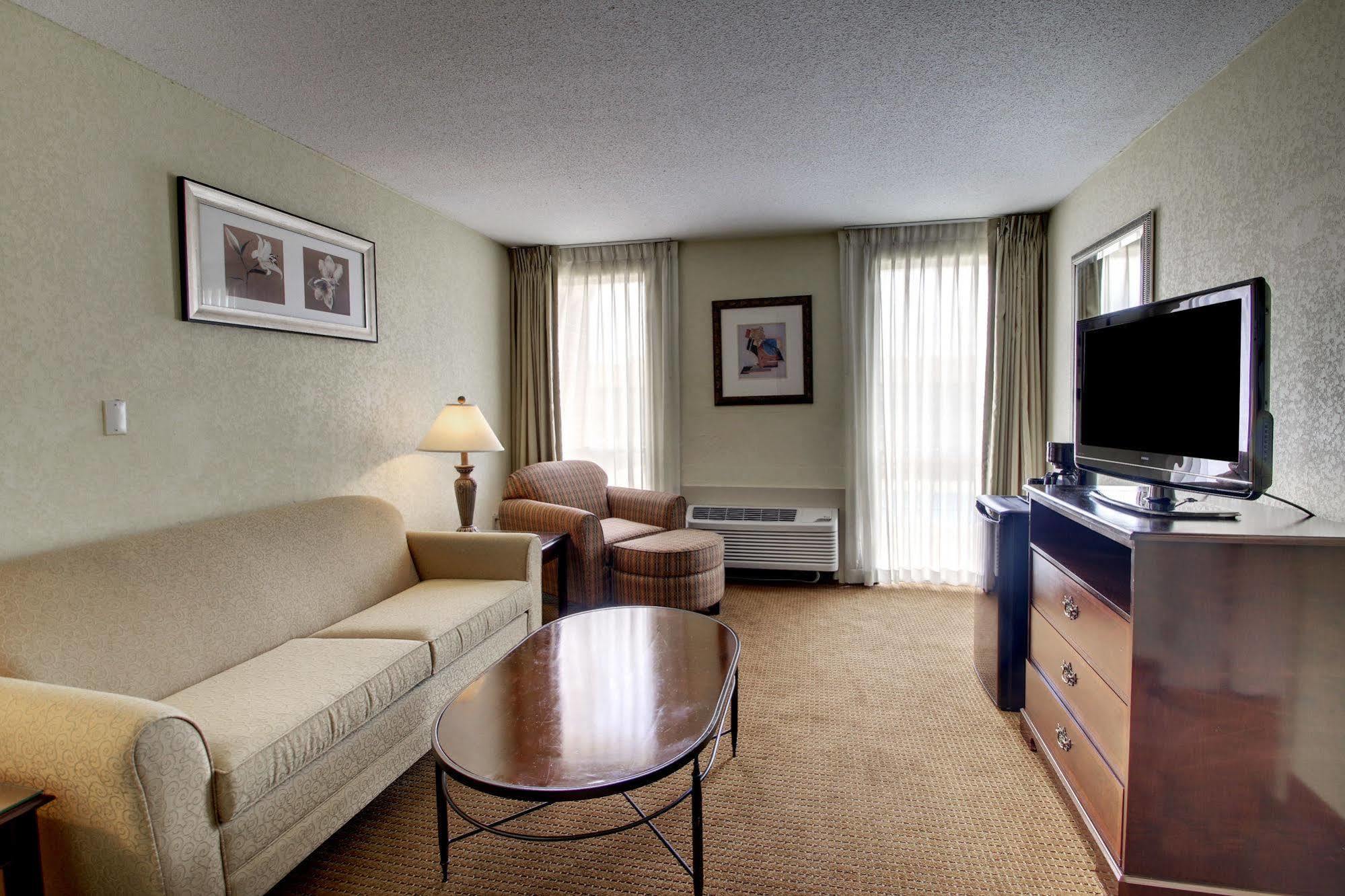 Ramada By Wyndham Wichita Airport Exterior foto