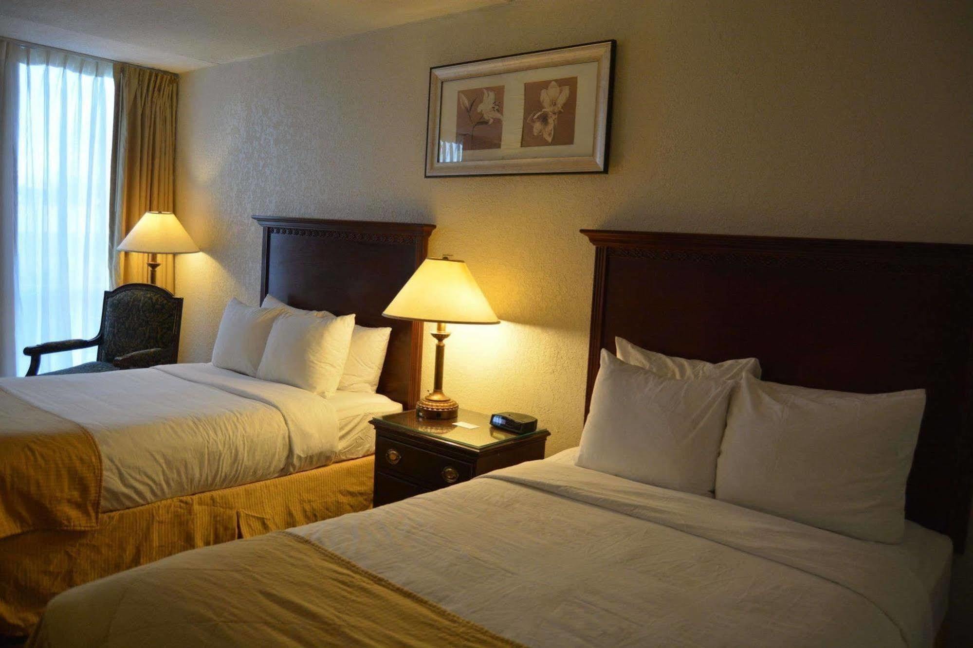 Ramada By Wyndham Wichita Airport Exterior foto