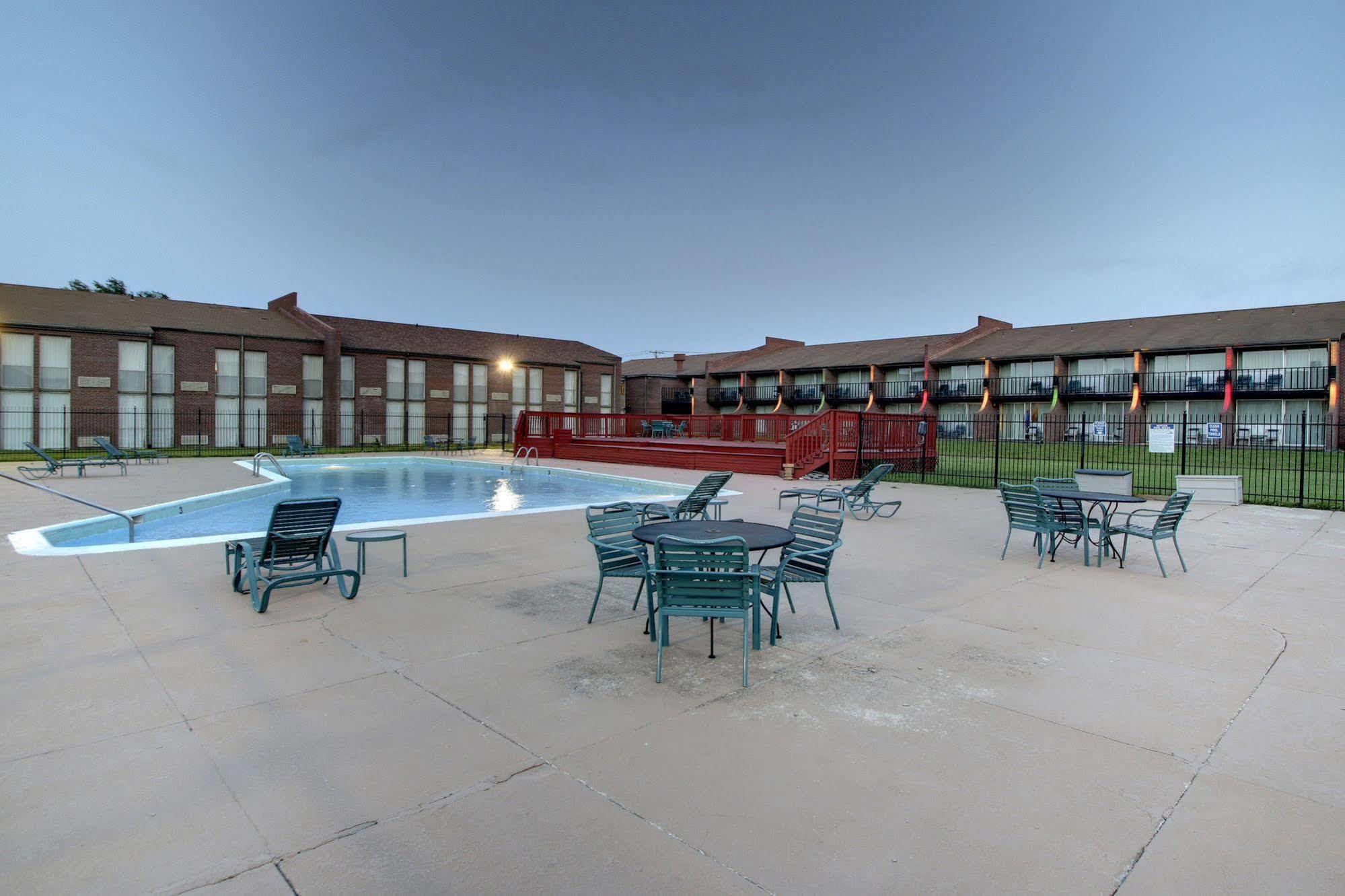 Ramada By Wyndham Wichita Airport Exterior foto