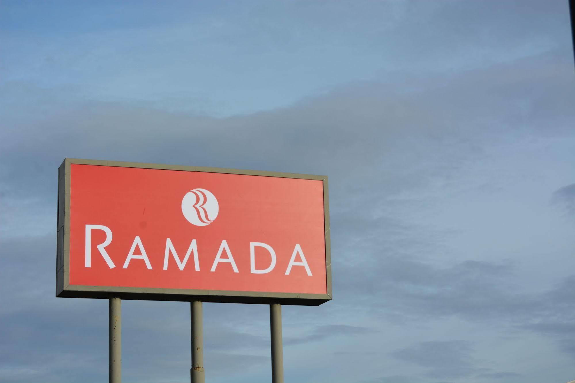 Ramada By Wyndham Wichita Airport Exterior foto