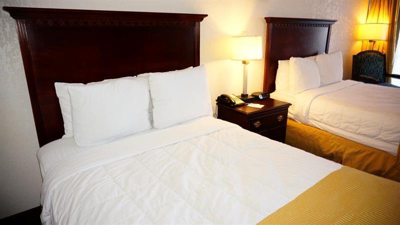 Ramada By Wyndham Wichita Airport Exterior foto